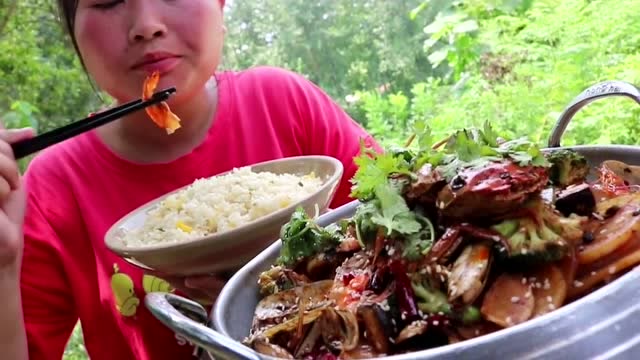 胖妹教你烹饪秘制海鲜麻辣香锅,看起来就很诱人啊