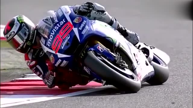 摩托车世界冠军的压弯技术,这是在挑战人体极限吗?看得我一身冷汗!