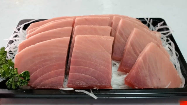 台北菜市场里的生鱼片小店,一盘黑鲔鱼刺身,才卖400,太超值了