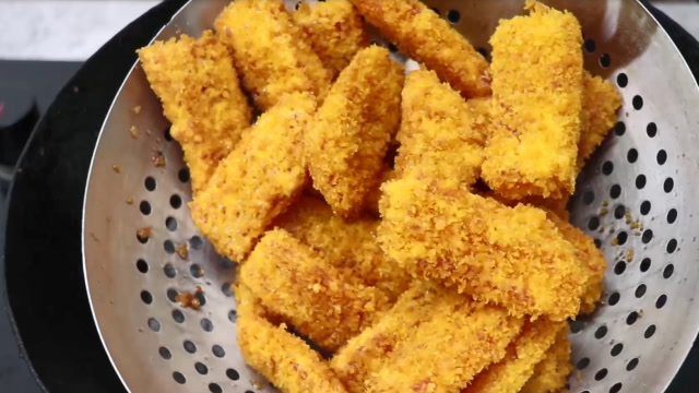 西瓜不要直接啃着吃了,教你炸西瓜,外脆里软,比吃鸡柳还过瘾