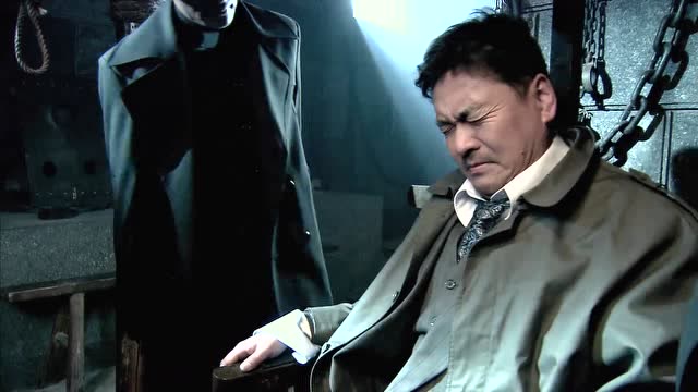 旗袍:钱鹏飞抓走大叔,立马对他开始审讯,对方却装听不懂!