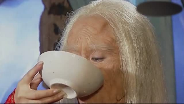 蟒蛇精元气大伤变成了老太婆,一碗鲜血,又让她变身大美女!