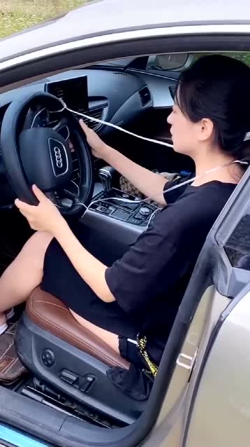 女学员学车总是打错方向盘,结果教练想到这办法,真是无敌了!
