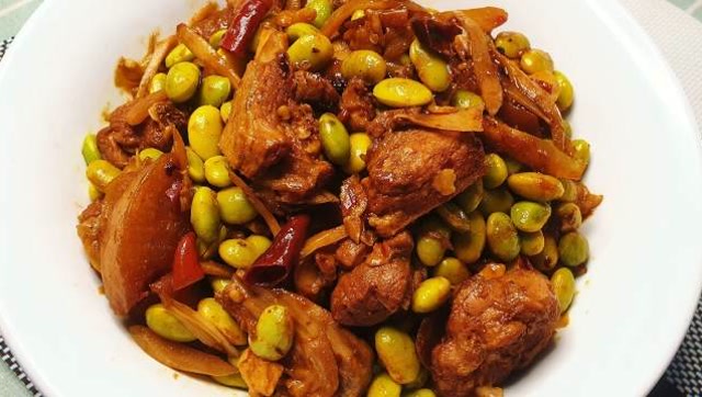毛豆烧鸭肉这道经典农家菜是我儿时的味道,鸭肉咸香入味超级下饭