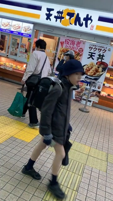 日本男孩冬天穿短裤图片
