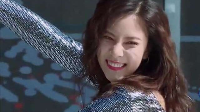 奔跑吧宋妍霏的舞蹈展示太亮眼了,兄弟团连眼睛都睁不开,真的太美了!