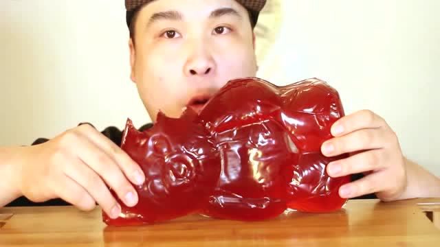 韩国大胃王胖哥,吃超大的小熊软糖,一口咬下去满满的儿时回忆