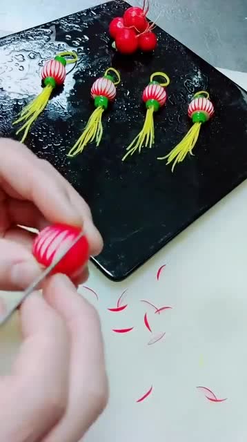 樱桃萝卜做的小灯笼,学会后过时节做摆盘不错,一看就是讲究人!