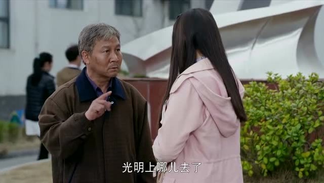 搭错车:关晓彤被富家女戏弄,竟穿成这样回学校,太尴尬了