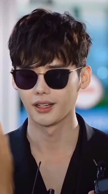 戴墨镜的李钟硕,妥妥的霸道总裁既视感