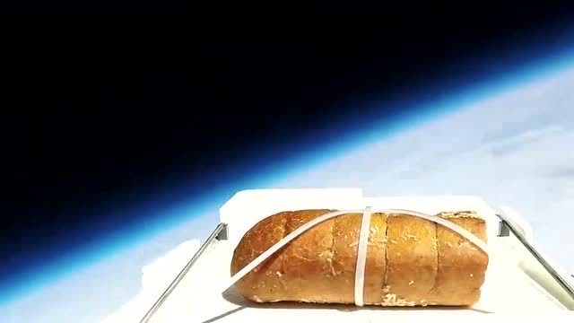 将一块面包送上20000米太空,会怎么样?尝一口味道如何?