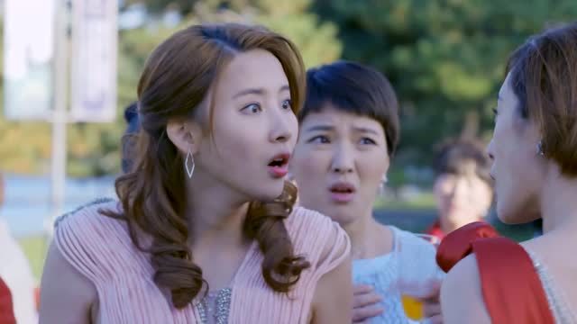 心雅夏晴同时办婚礼,2人婚礼上大打出手,揪头发精彩