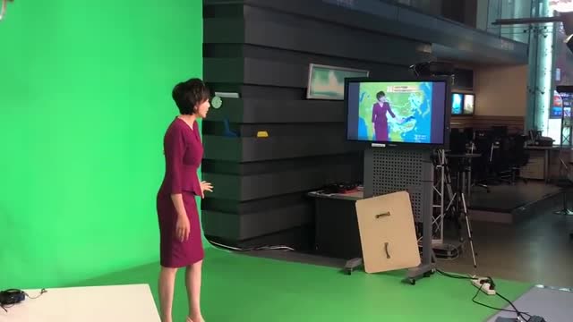揭秘天气预报播报员小姐姐如何能精准地指出屏幕上所在天气情况