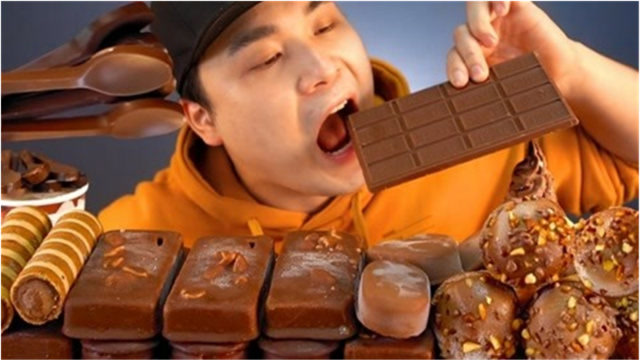 美食吃播韩国大胃王吃巧克力巧克力冰淇淋巧克力甜筒