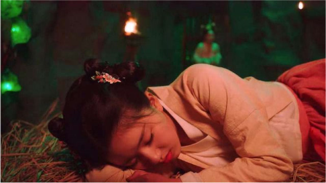 穿越女被打入天牢,结果在牢房睡觉太香还打呼噜,公主见状被惊呆