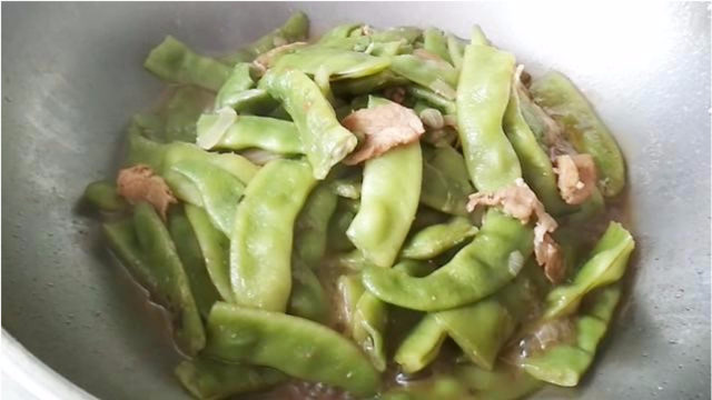 东北大叔下厨做开锅烂豆角,上桌就被吃光了,这才是家乡的味道