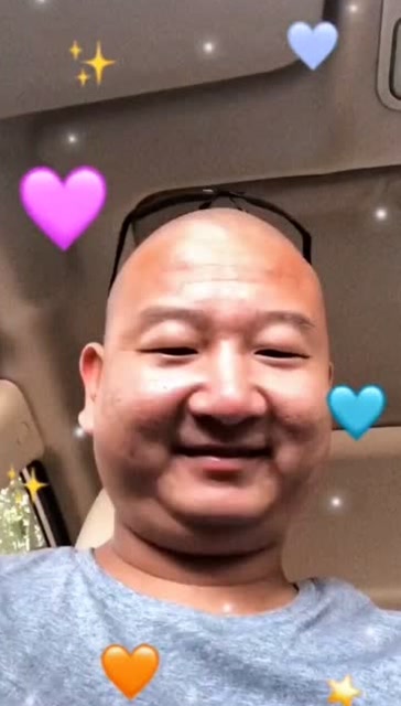 giao哥这可爱的小表情,可真像一颗剥了壳的小卤蛋.