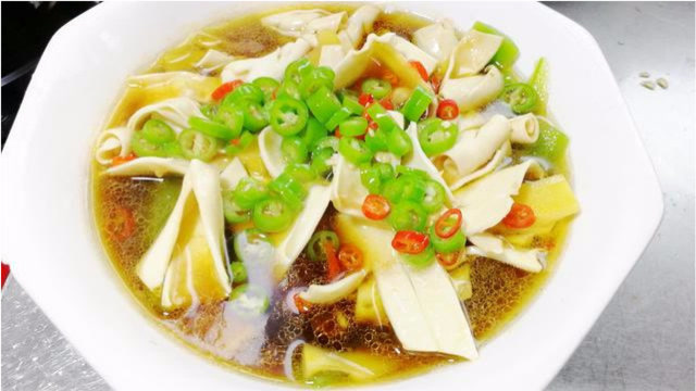 黄喉怎样做才脆爽,大厨教你做一道鲜辣爽口的鲜椒黄喉!