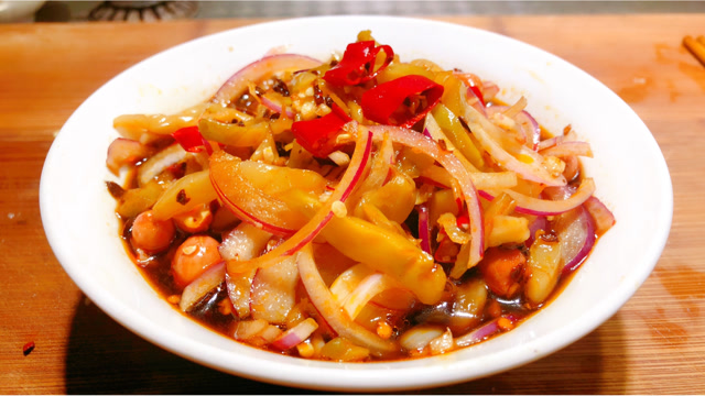 榨菜泡醋 烧烤店经常点的一道菜 自己做起来非常简单