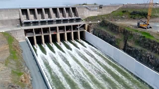 航拍美国奥罗维尔坝溢洪道-放水场面甚是壮观