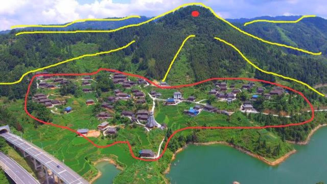 背靠大山好风水,面朝河流刚好形成风水宝地,这个村庄简直完美