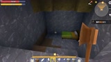 迷你世界：小匣子在闲逛，拿着木斧准备去砍床吗？