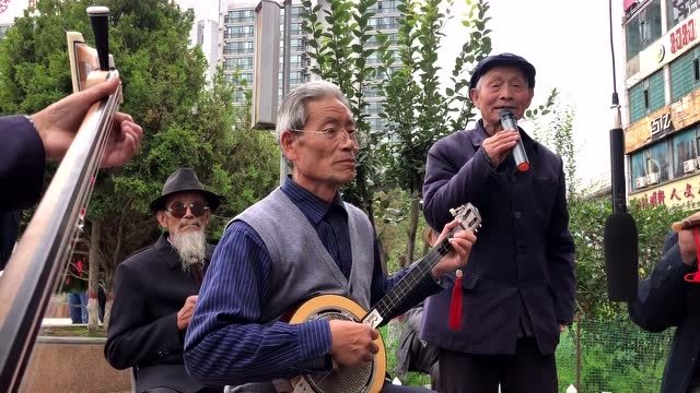 甘肃定西通渭老家人唱小曲,老大爷中间一段跳舞,周围观众都说好