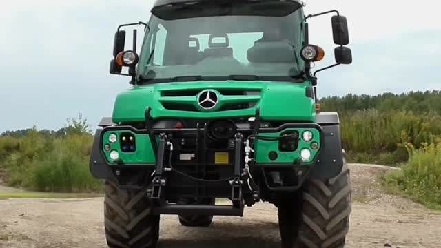 奔驰公司生产的农用的拖拉机,此机器一出现,什么越野车都败给它了