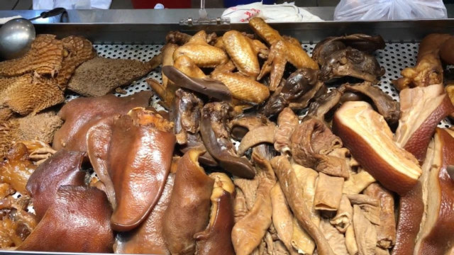 香港街头美食,传统烧腊卤味店,让师傅切点猪肚猪大肠,真下饭!