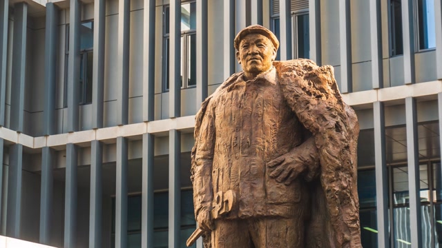 铁人王进喜塑像落户中石大