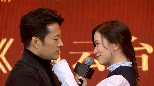 因戏生情?45岁佘诗曼强抱大3岁谭凯,亲密相拥深情对视甜腻腻