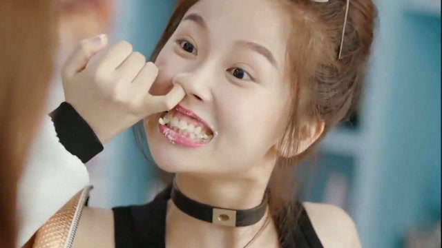 女明星被拍到挖鼻孔,结果还上了热搜,这下糗大了