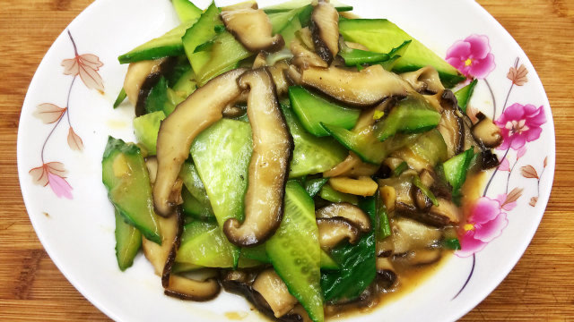 香菇炒黄瓜的做法,香菇有股淡淡的清香味,做法简单