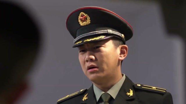 青春集结号:尹东叫来耿队长,任天行为了出校门,故意扭伤腰