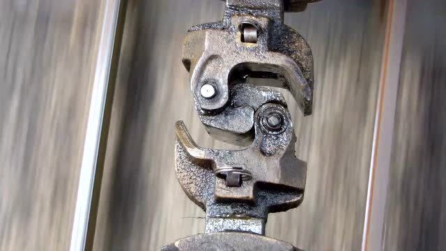 列车的自动连接器,感觉要断开了