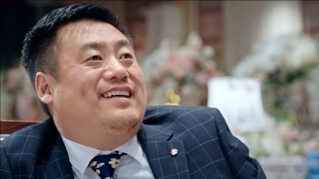 水电工在同学聚会上装大款,结果被人揭短,这下这张老脸该往哪放啊!