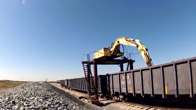 大长腿挖掘机来了,一出场就知道不简单,在国内真少见!