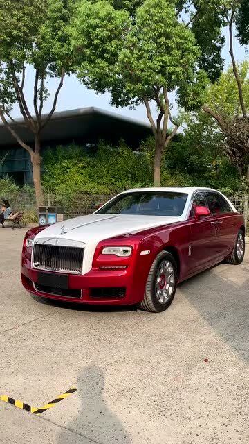 劳斯莱斯幻影红白双拼,车主下车那一刻,原来是位女司机!