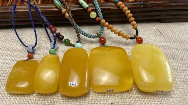 蜜蜡怎么辨别真假_蜜蜡怎么辨别真假蜜蜡鉴别用灯光照