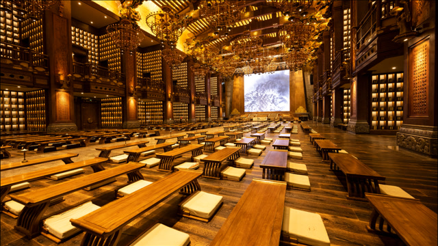 山东省济宁市的孔子大学堂,内部金碧辉煌,犹如在皇宫