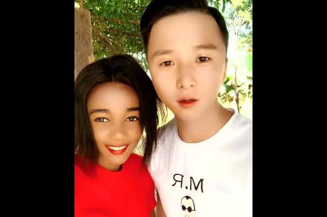 hello先生到非洲琪琪已经陪他连续过三个生日了俩人感情一如既往的好