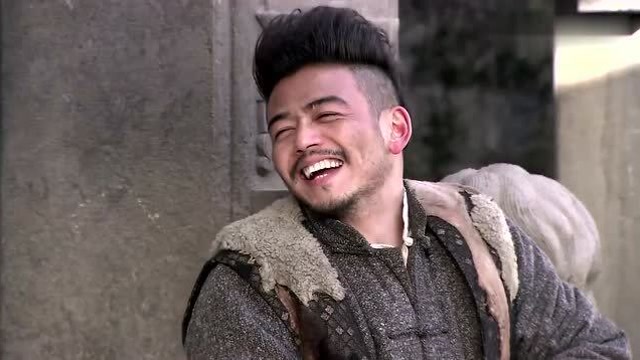 大美女穿旗袍太好看,余老三歪着头看