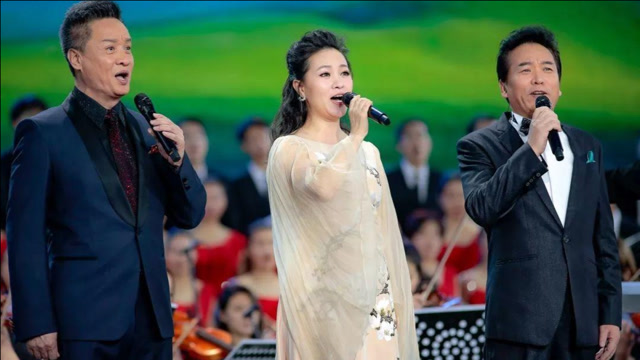 《在希望的田野上》 雷佳阎维文和佟铁鑫合唱,歌声悦耳动听!