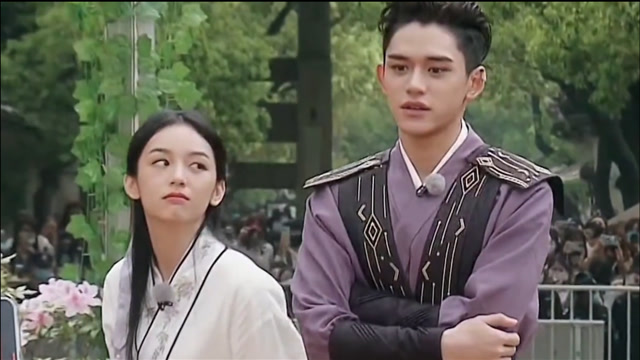 黄旭熙周也奔跑吧两人首次同框他们的眼神真的绝了