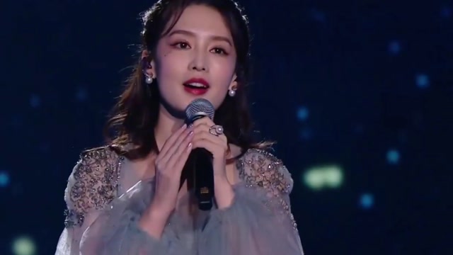 李沁身穿蓝色长裙甜美演唱《化身孤岛的鲸》!