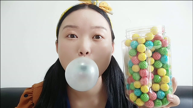 小姐姐吃趣味零食西瓜泡泡糖,五彩缤纷,最后吹出了大泡泡