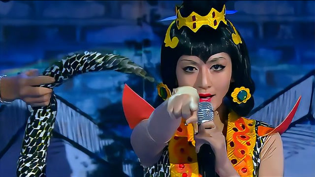 蛇精谢娜开机车?配合龚丽娜神曲《金箍棒》,这场面太魔性!