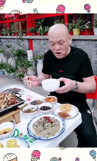 老北京土大款就爱这样吃饭,一个人搞一桌,四合院暴露了身份