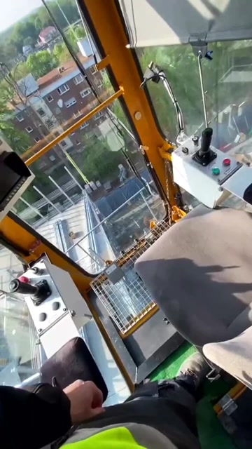 塔吊司机拉肚子开上电梯就溜嘴里不知道嘟囔啥呢