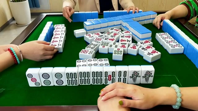 四川麻将:自摸两番都不胡,小姐姐打麻将就是这么任性!